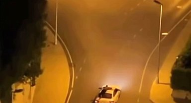 Başakşehir'de ilginç görüntü: Arabanın tavanında seyahat etti