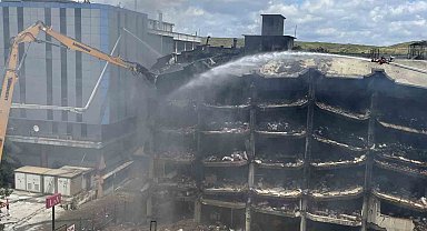 Başakşehir'de yanan iş hanının yıkımına başlandı