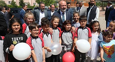 Başkan Çolakbayrakdar, öğrencilerin karne heyecanını paylaştı