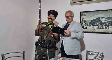 Başkan Özgan'a Kıbrıs gazisinden anlamlı hediye