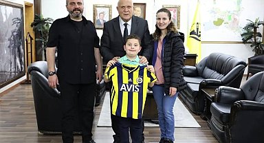 Başkan Pekmezci kumbarasındaki parasını depremzedelere gönderen minik Ömer'e forma hediye etti