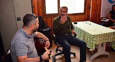 Başkan Soner Çetin kursiyerlerle türkü söyledi