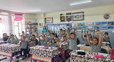 Başkan Tekin minik öğrencilere dondurma ikram etti