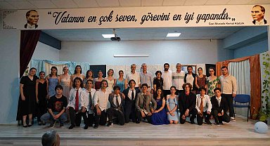 Başkan Uzundemir liselilerin tiyatro oyununu izledi