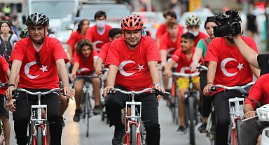 Başkan Yücel'den öğrencilere karne hediyesi