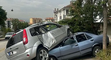 Başkent'te ilginç kaza: Aracı çarptığı otomobilin üzerine çıktı