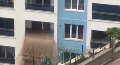 Başkent'te su basan dairenin eşyaları dışarı taştı