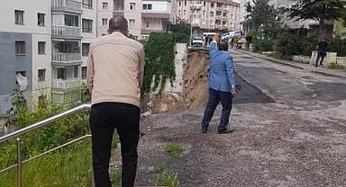 Başkentte sağanak nedeniyle yeni onarılan yol çöktü