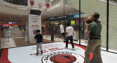 Basketbol şut yarışmasında babalar ve çocukları doyasıya eğlendi