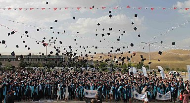 Batman Üniversitesi mezunları törenle uğurlandı