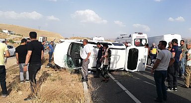 Batman'da hafif ticari araç takla attı: 6 yaralı