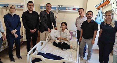 Batman'da karne gününde hastanede yatan öğrenciler unutulmadı