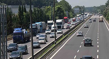 Bayram göçünde otoyolun Sakarya geçişinde akıcı yoğunluk