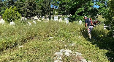 Bayram öncesinde mezarlıklar bakıma alındı