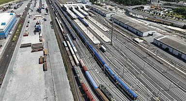 Bayram tatili nedeniyle trenlere vagonların eklenmesi havadan görüntülendi