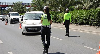 Bayram tatilinde İzmir'de her 15 kilometrede bir trafik ekibi