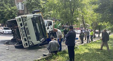 Bayrampaşa'da kamyon devrildi, genç kadın yaralandı: O anlar kamerada