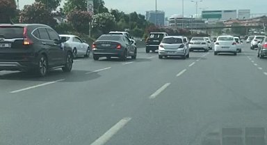 Bayrampaşa'da tepki çeken anlar: Düğün konvoyu 4 şeritli yolu kapatıp, trafiği yavaşlattı