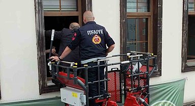 Belediye başkanı törende belediye binasına 2. katın penceresinden girdi