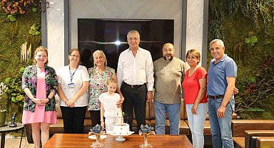 Belediye faaliyetlerine gönüllü olarak katılan Mina'ya doğum günü sürprizi