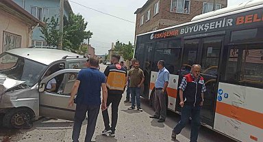Belediye otobüsü hafif ticari araca çarptı: 1 yaralı