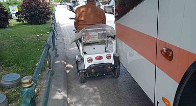 Belediye otobüsü ile elektrikli bisiklet çarpıştı