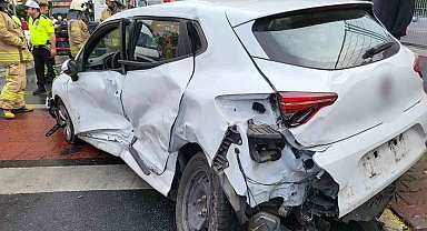 Beşiktaş'ta servis aracı ile otomobil çarpıştı: 4 yaralı