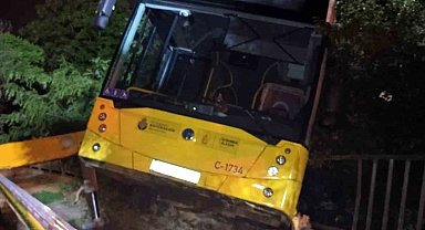 Beykoz'da freni boşalan otobüs bir evin bahçesine düştü