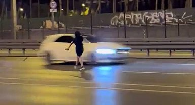 Beylikdüzü'nde E-5'in ortasında canını hiçe sayarak yürüyen kadın kamerada