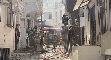 Beyoğlu'nda metruk binada korkutan yangın