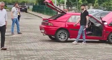 Bıçaklı şahıs önce yanındaki kadına sonra kendine zarar verdi