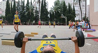 Bidonlarla asfalt zeminde çalışıp pes etmediler, hentbolda ikinci kez şampiyon olarak tarihe geçtiler