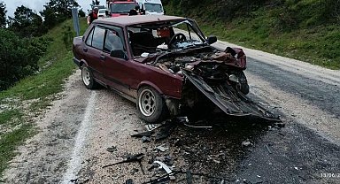 Bilecik'te iki otomobil kafa kafaya çarpıştı, 1 kişi hayatını kaybetti