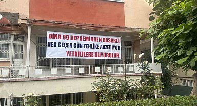 Bina çökmesin diye tahta parçalarıyla güçlendirme yapıp pankartla yardım istedi