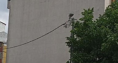 Binadan atlamaya çalışan adamı döverek indirdi