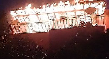 Binanın çatısı alevlere teslim oldu