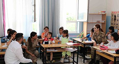 Bingöl'de jandarma ekipleri, hasta çocuğa doğum günü sürprizi yaptı