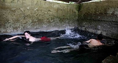 Bir yanda Uludağ'ın buz gibi suyu, diğer yanda 40 derece kaplıca hamamı