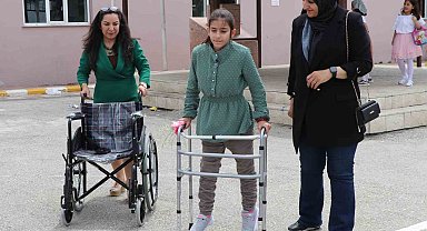 Bir yıl boyunca topladığı atık plastiklerle, mezun ettiği öğrencisine tekerlekli sandalye aldı