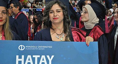 Birçok yakınını depremde kaybeden Hataylı öğrenci, buruk bir mezuniyet sevinci yaşadı