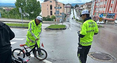 Bisiklet otomobile çarptı