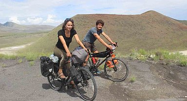 Bisikletleri ile dünya turuna çıkan Fransız çift Meke Gölü'nde kamp yaptı