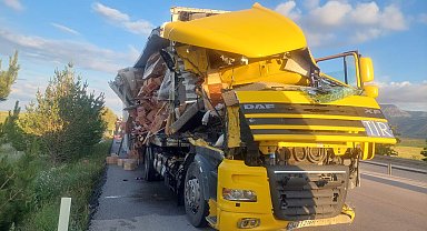 Bisküvi ve çikolata yüklü tır, başka bir tıra çarptı: 1 yaralı