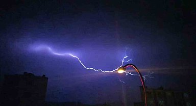 Bitlis'te şimşekler geceyi gündüze çevirdi