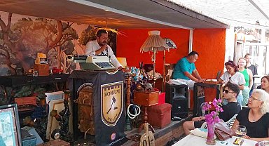 Bodrum Kaymakamı eski daktiloları mezatta satıp, gelirini engelli öğrencilere bağışladı