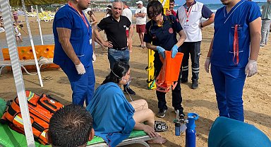 Boğulma tehlikesi geçiren 2 tatilciyi cankurtaranlar kurtardı