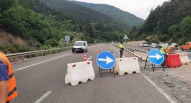 Bolu'da heyelan sebebiyle kapanan yol kontrollü olarak trafiğe açıldı