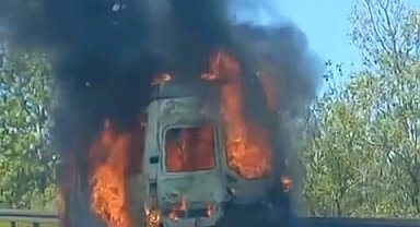 Bolu'da minibüs alev topuna döndü