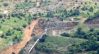 Bolu'da sağanak hayatı felç etti: Heyelan anı kamerada