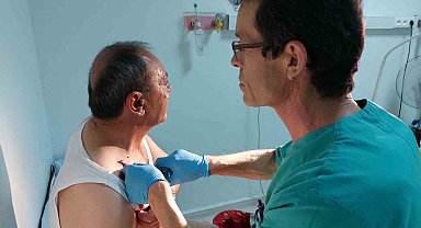 Boynuna tutunan kene hastanede çıkartıldı